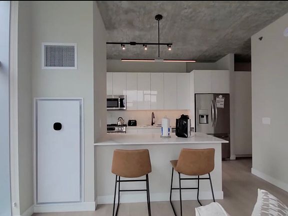 2nd image of 107 W Hubbard St #20