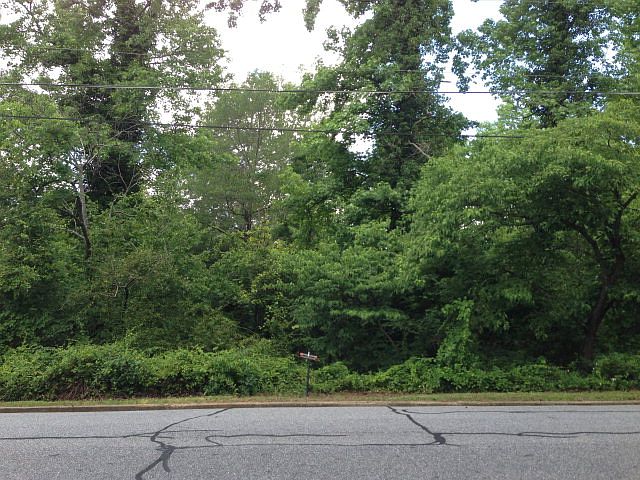 2nd image of Riverhill Dr