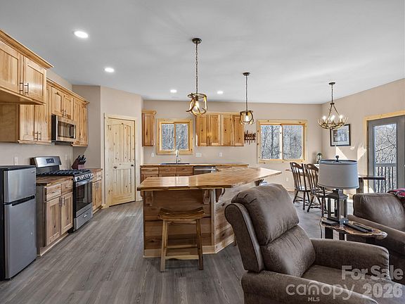 5th image of 225 Aurora Ln