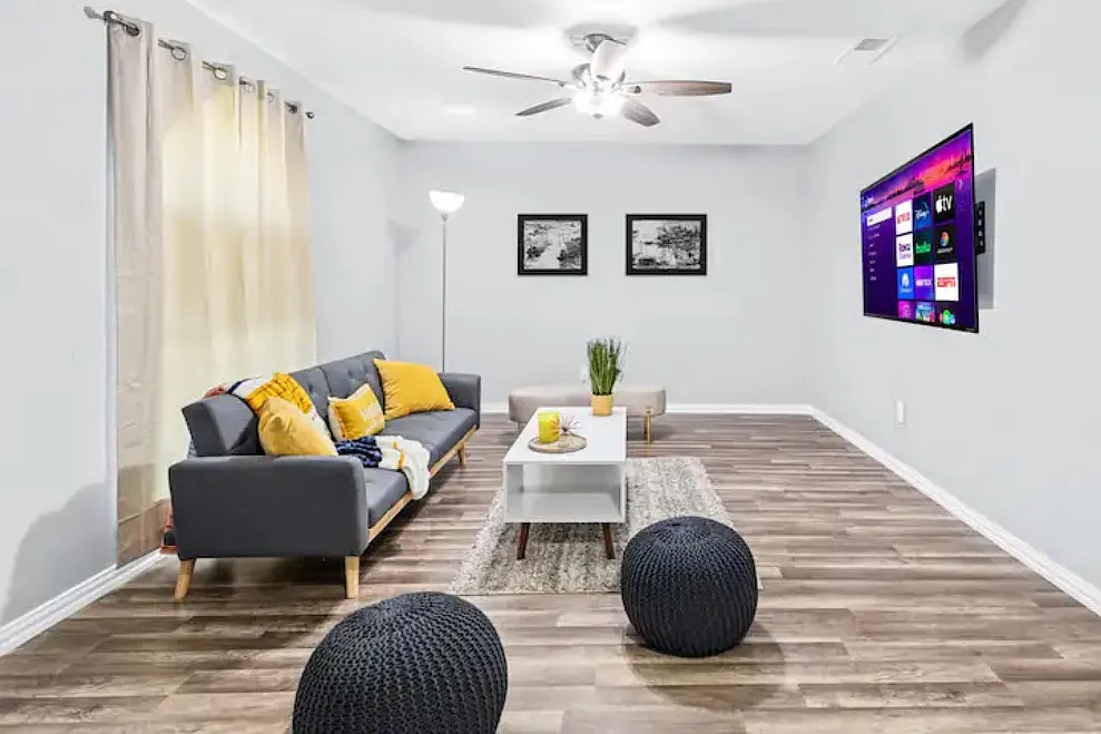 4 bed, 1708 sqft, $3,990 — Photo 2