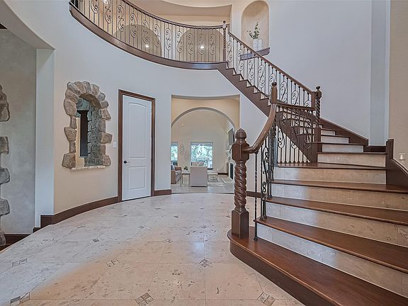 5th image of 14 Royal King Rd