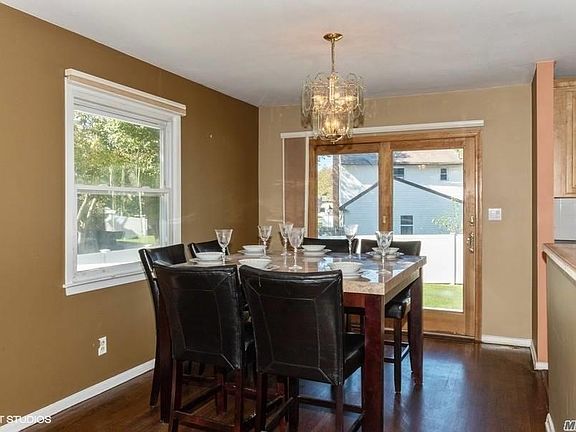 4th image of 1 Maywood Ct