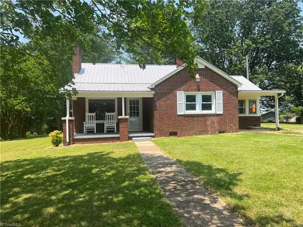 959 Little Mountain Church Rd, Ararat, NC 27007