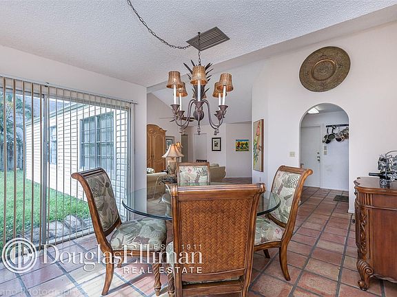 3rd image of 7 Cedar Cir