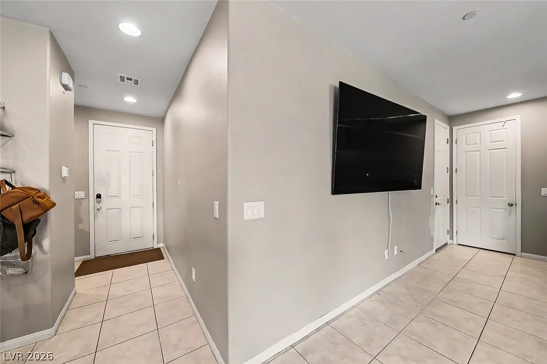 3 bed, 2.5 bath, 1719 sqft, $2,500 — Photo 4