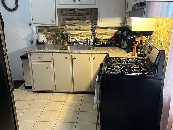 3rd image of 236 Voorhees Ave Floor 1