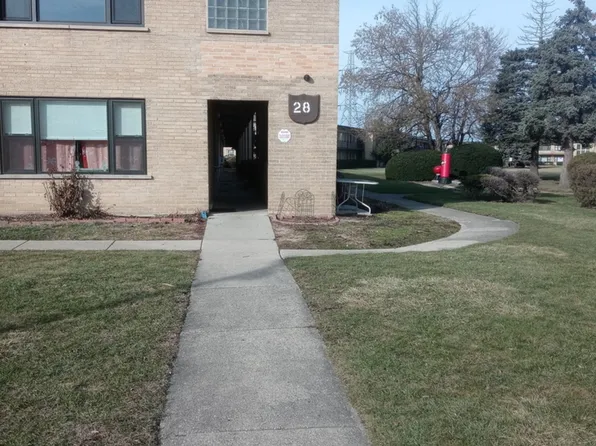 28 King Arthur Ct APT 6, Melrose Park, IL 60164