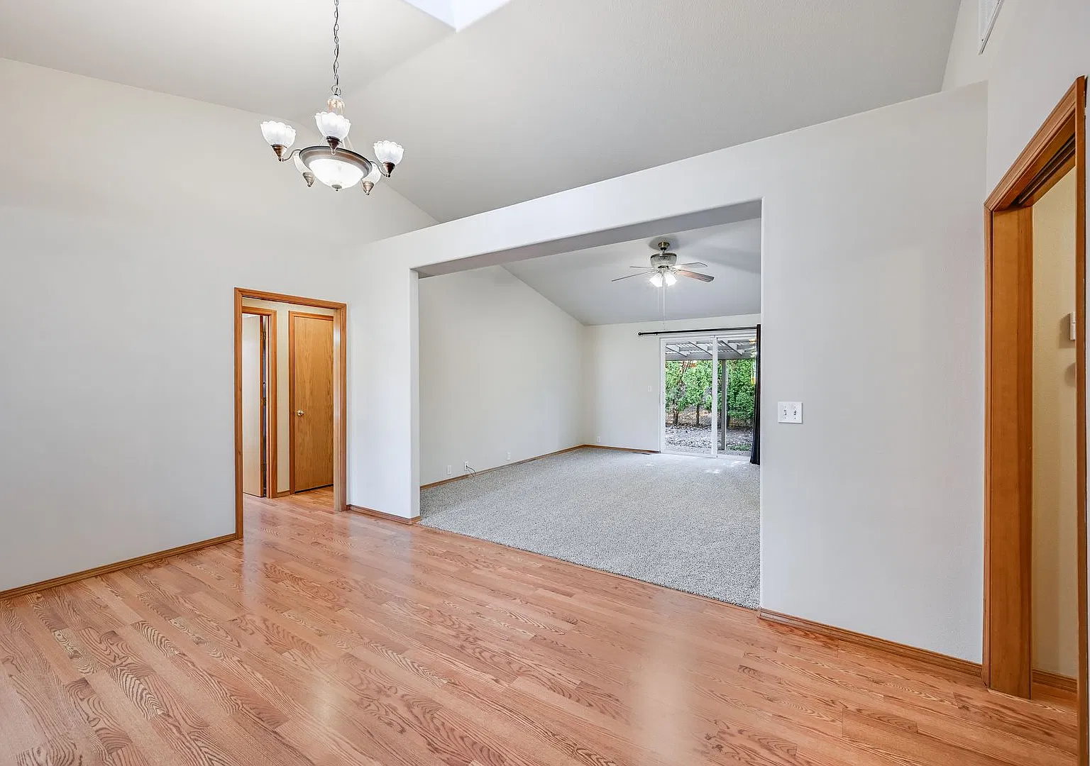 Charming 3 bed, 2 bath single-level ranch with central A/C in Oregon City! — Photo 3