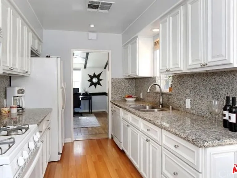 4721 Greenbush Ave — Photo 5