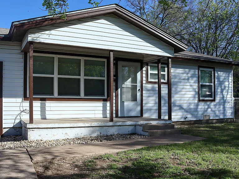 2701 Hillside Dr — Photo 4