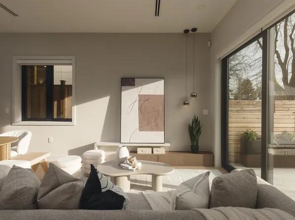 2637 W 12th Ave #1, Vancouver, BC V6K 2N2