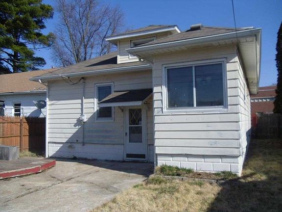 4th image of 912 42nd Ave