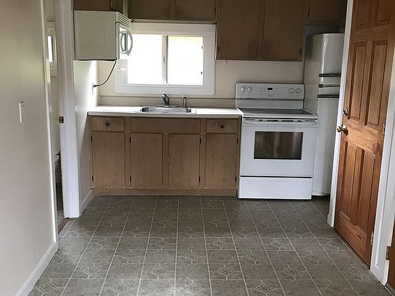 3rd image of 9 Edward St #B