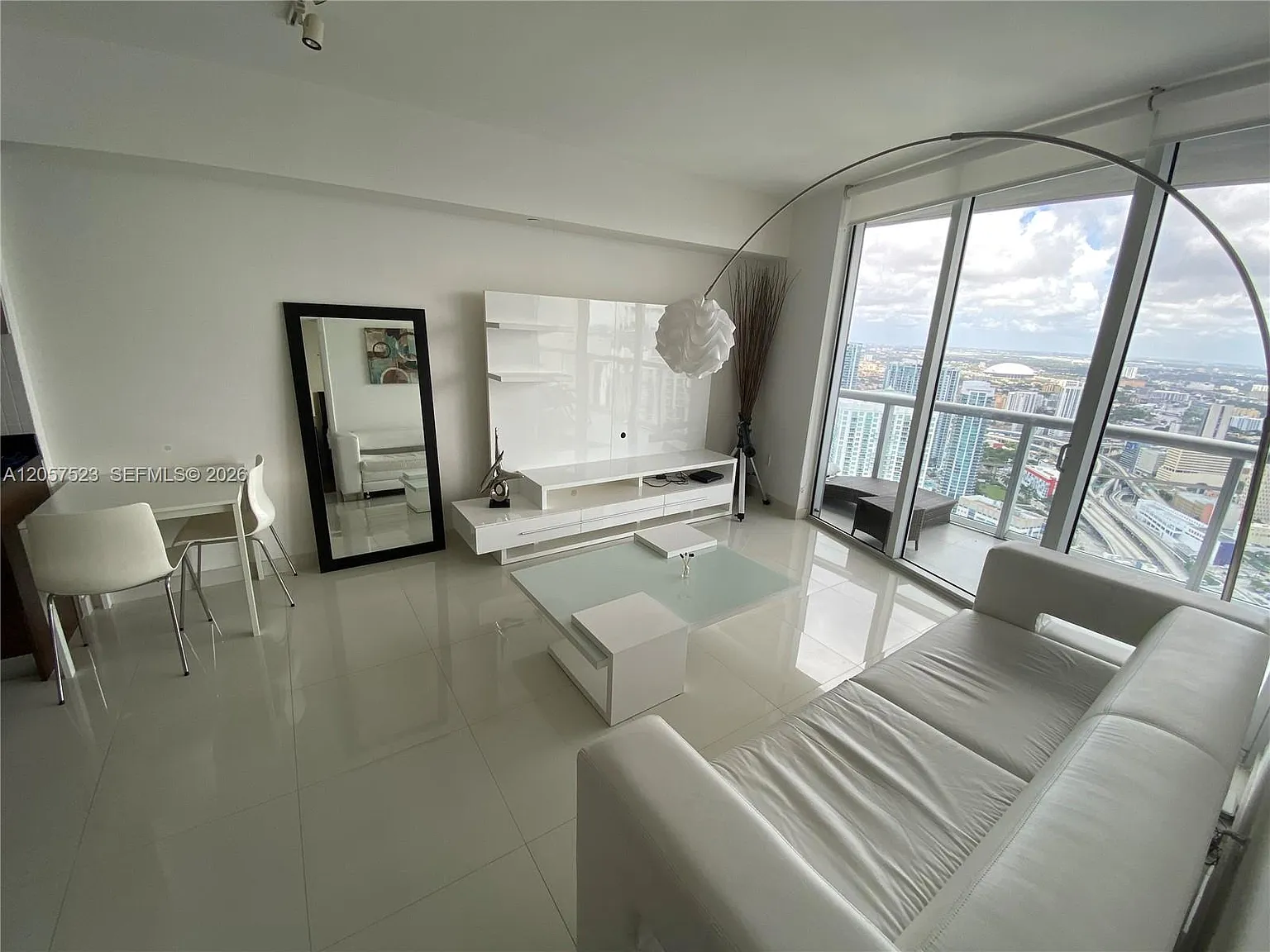 Iconbrickell Condo No 1 — Photo 3