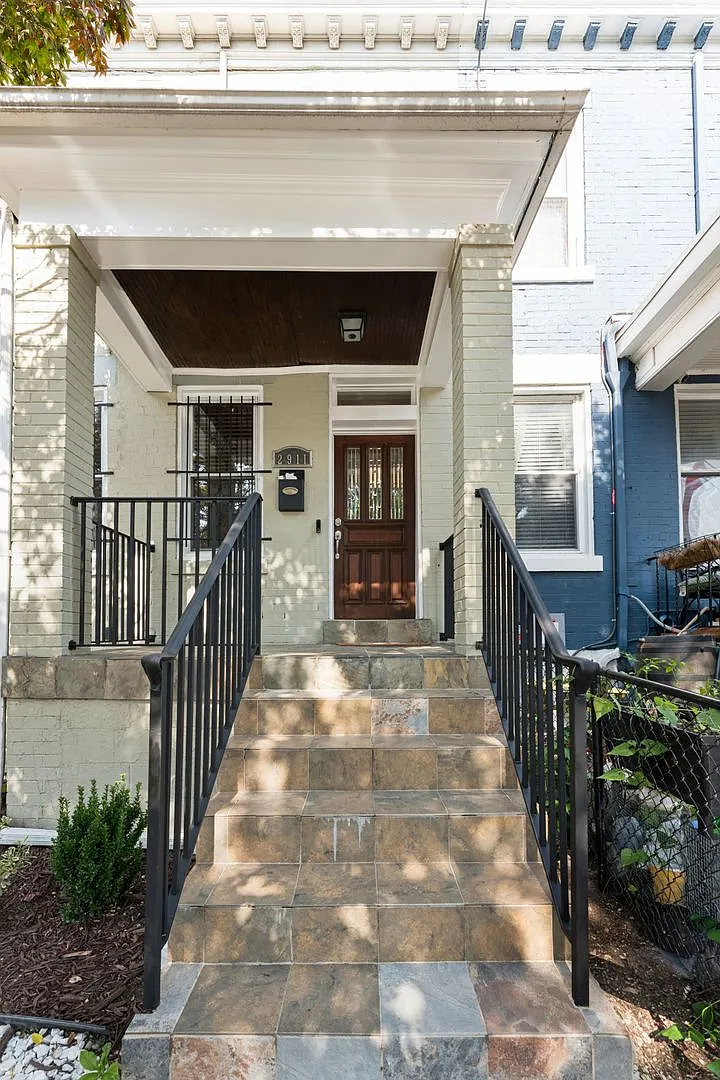 3 Level Semi-Detached Row Home in Columbia Heights — Photo 2