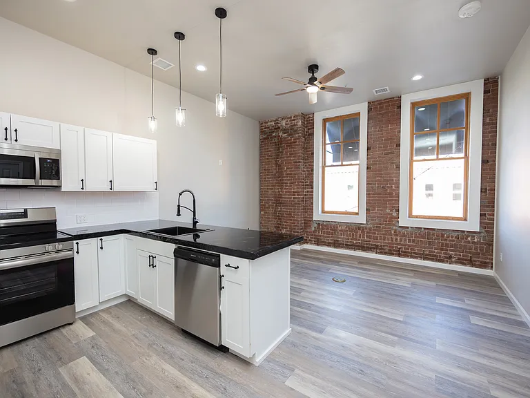 201 E Grand Ave #2 — Photo 3