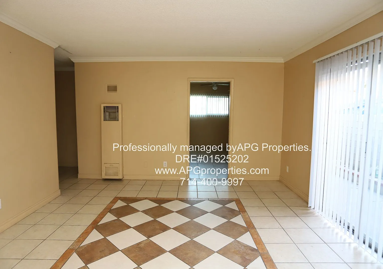 Lower level 2 bedroom / 1 bathroom apartment with garage in Anaheim — Photo 4