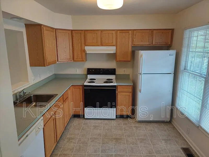 3 bed, 2.5 bath, 1120 sqft, $1,600 — Photo 4