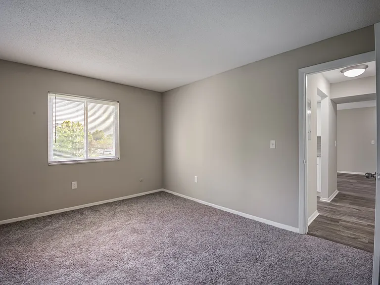 Lakeside Crossing at Eagle Creek Apartments and Townhomes — Photo 8