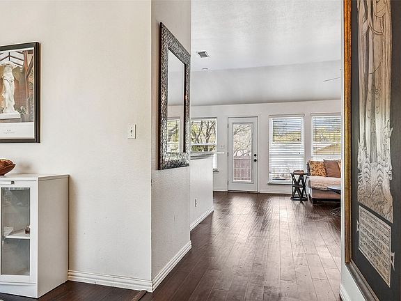 5th image of 2304 Leslie St