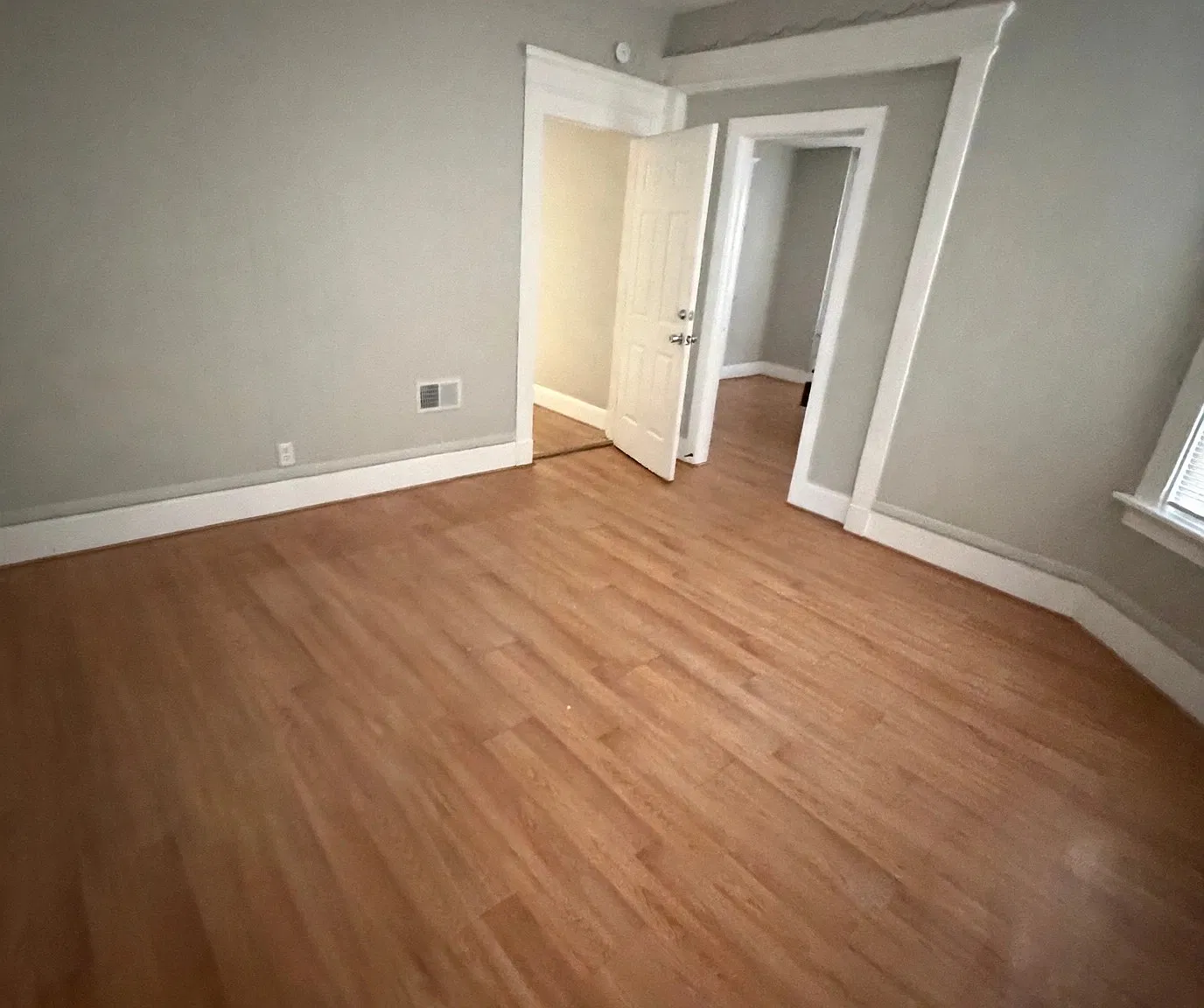 3 bed, 1100 sqft, $2,050 — Photo 2