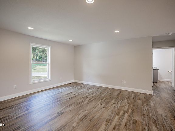 3rd image of 124 Keeneland Cir