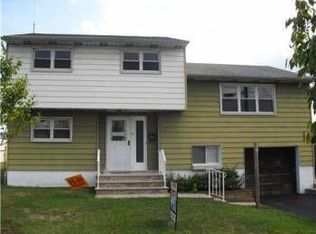 41 Swarthmore Dr, Carteret, NJ 07008