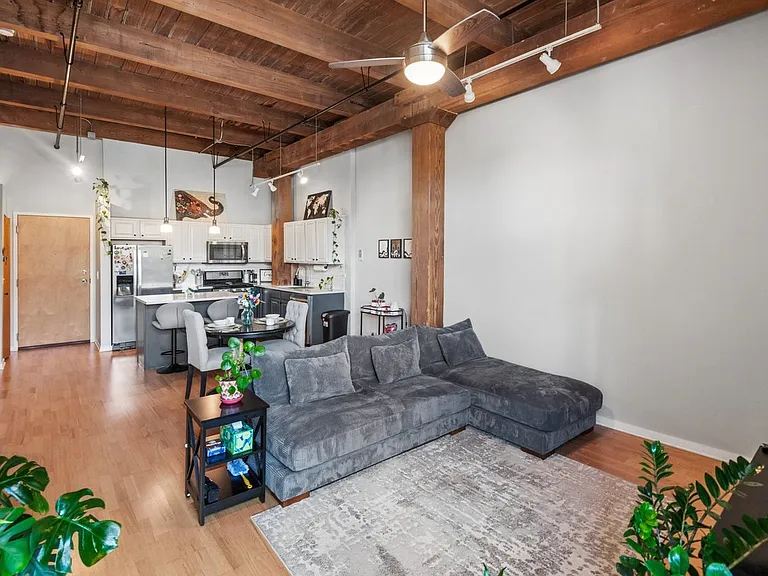 1740 N Maplewood Ave #210 — Photo 2