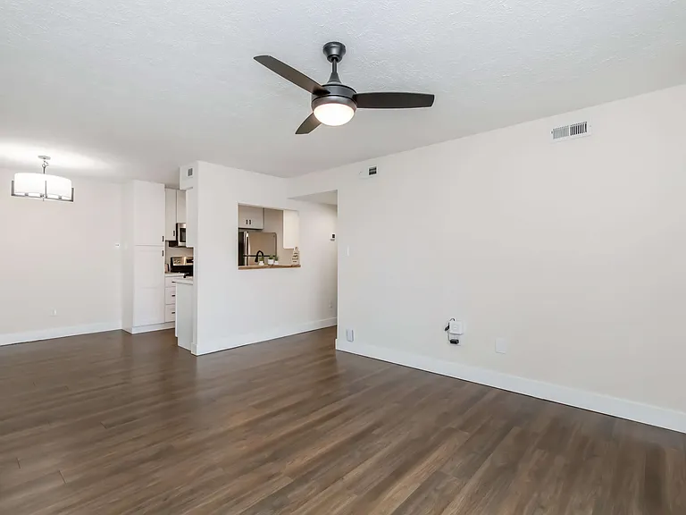 Hawthorn Suites 2 Bed 2 Bath Living