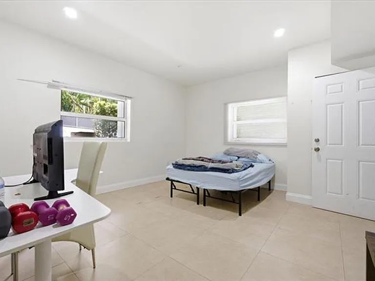 20100 NE 20th Ct — Photo 31