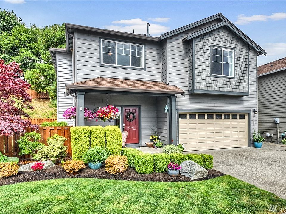 Pretty as a picture.  Beautifully maintained home in desirable Lakeland, surrounding by a delightful manicured yard. 