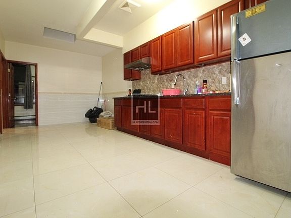2nd image of 850 41st St #2F
