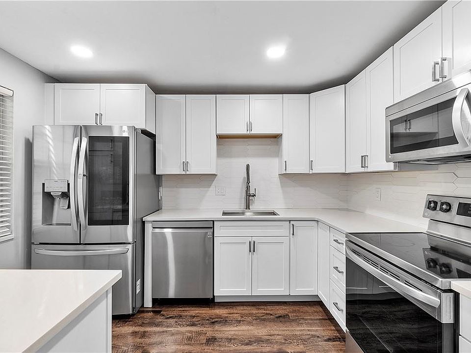 1st image of 3850 Oaks Clubhouse Drive #201