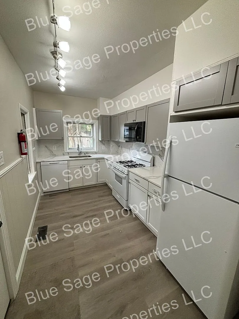 Newly Renovated - 4 bedroom house — Photo 4