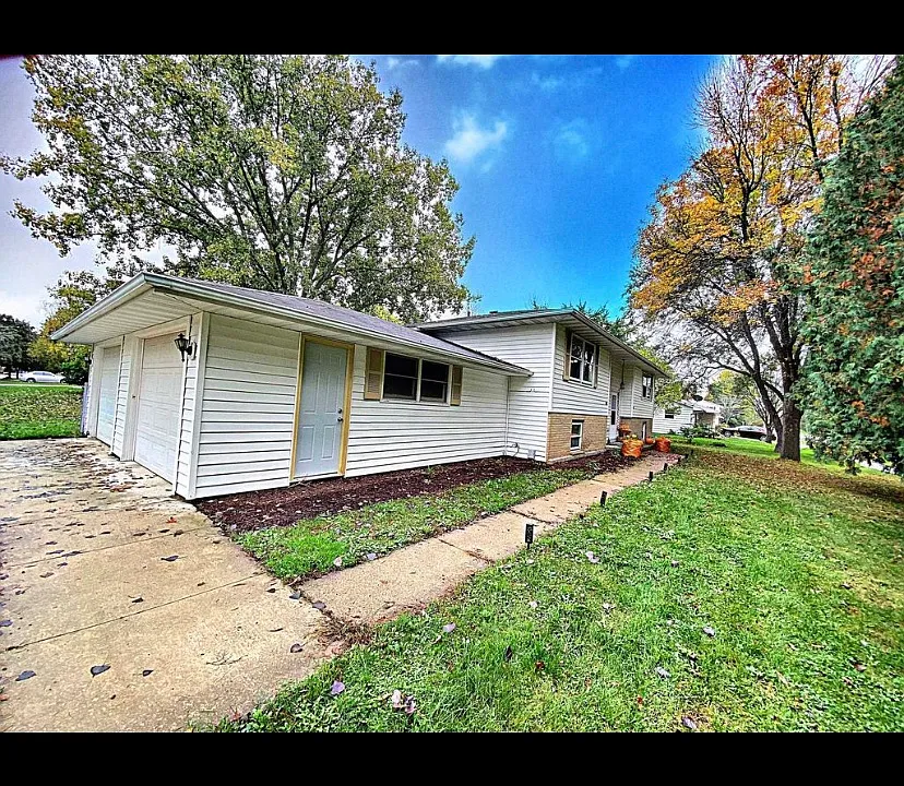 1325 Fox River Dr