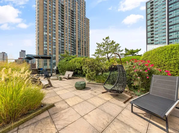 46-30 Center Boulevard image 29 of 31