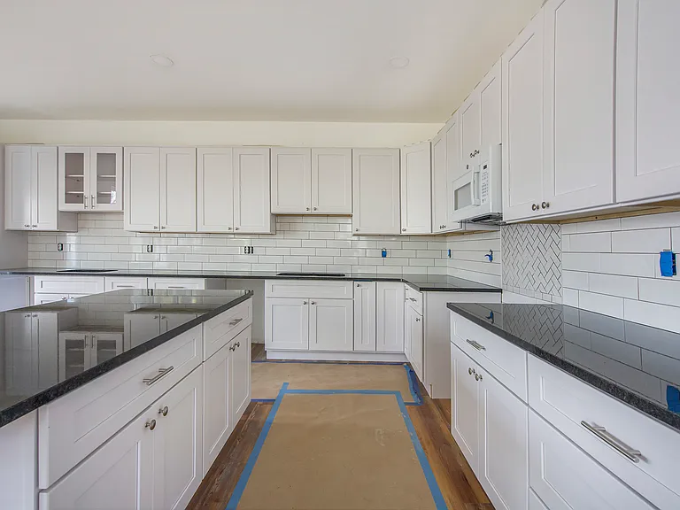 445 Hiscock St — Photo 10