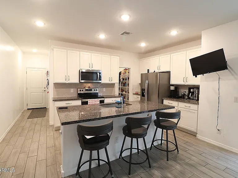 15257 W Sherman St — Photo 2