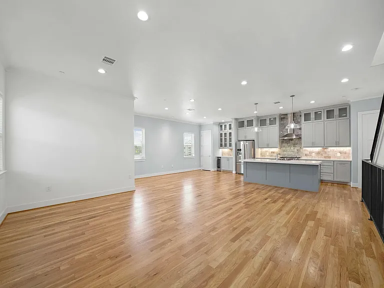 5345 Larkin St — Photo 6