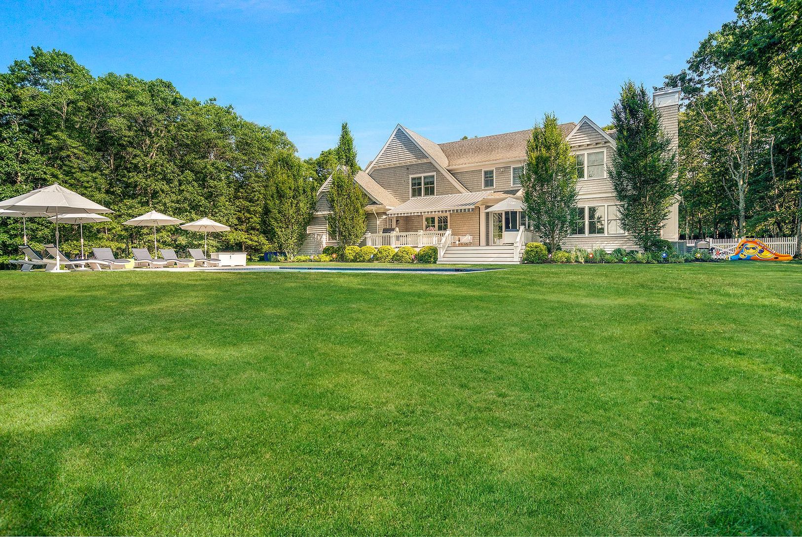  Fabulous Backyard with playground 
