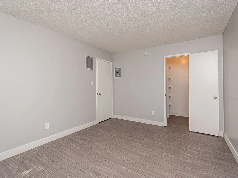 Tuscana Court Apartments — Photo 16