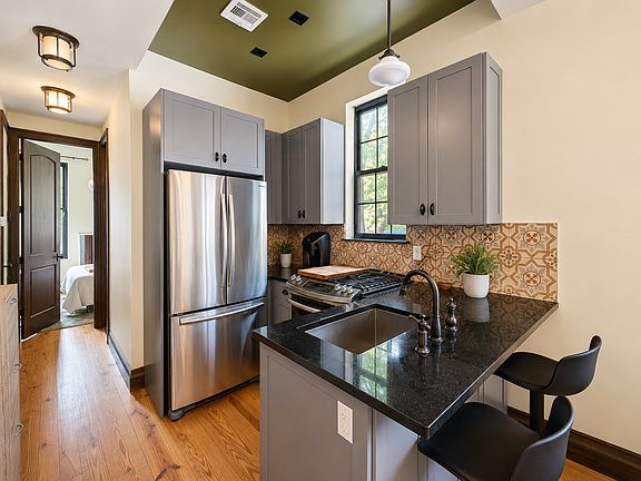 5th image of 689 Lorimer St APT 2R