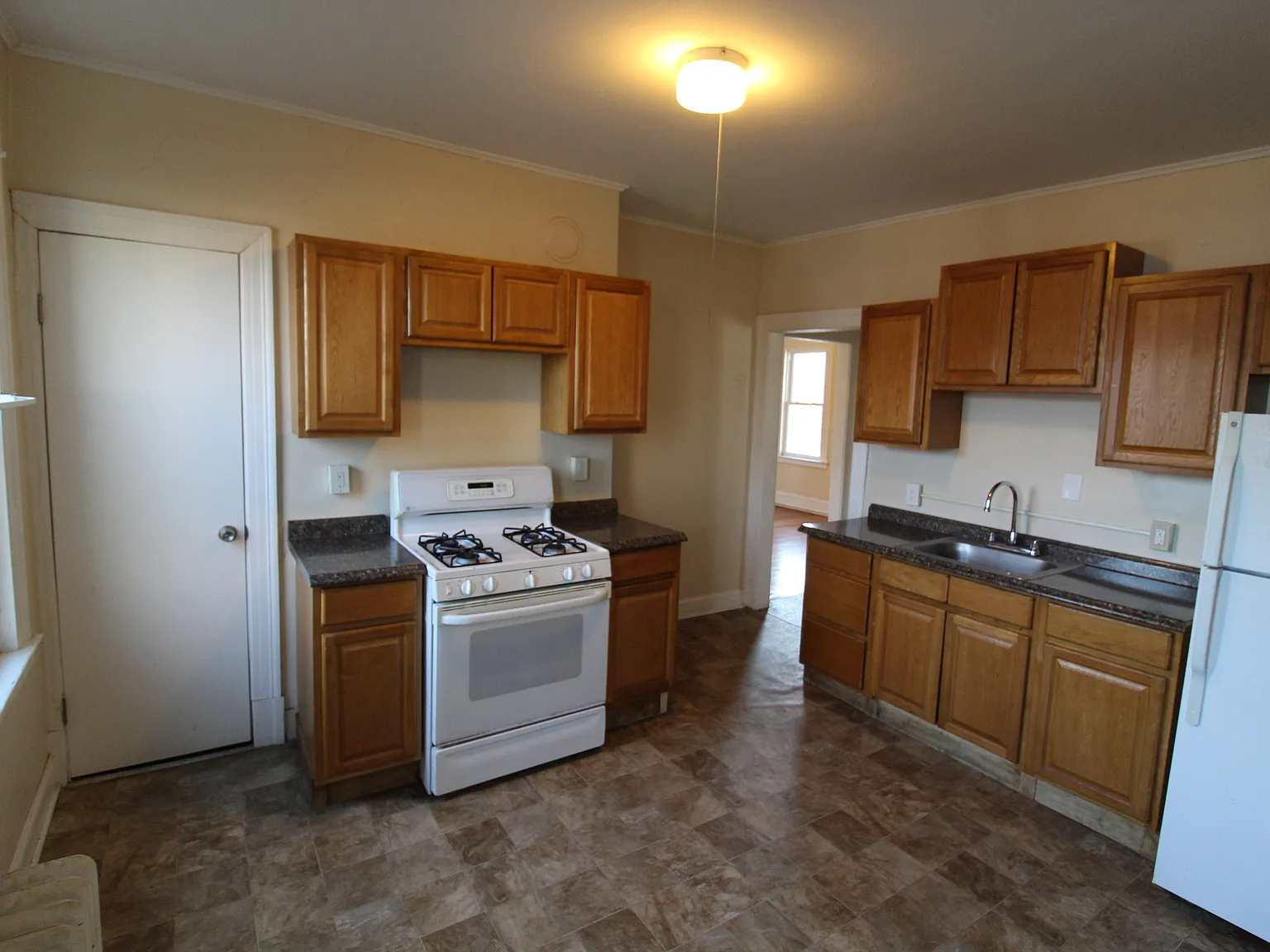 3 bed, 750 sqft, $1,395 — Photo 4