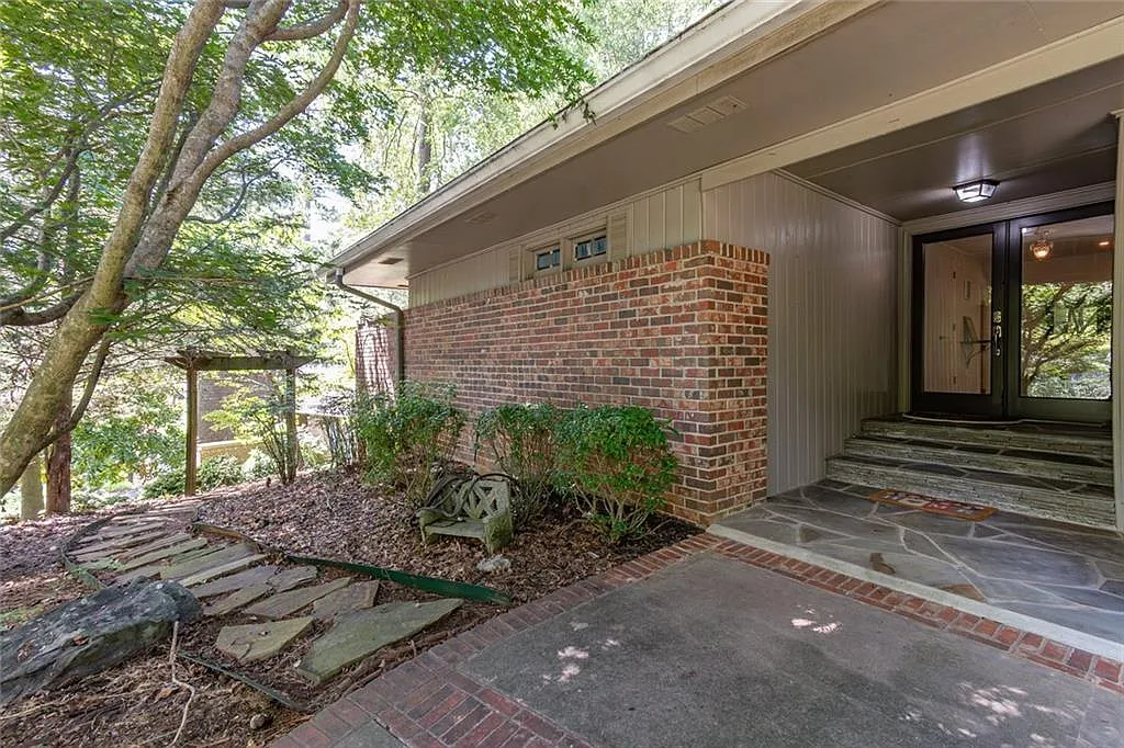 3 bed, 2.0 bath, 2048 sqft, $2,700 — Photo 3