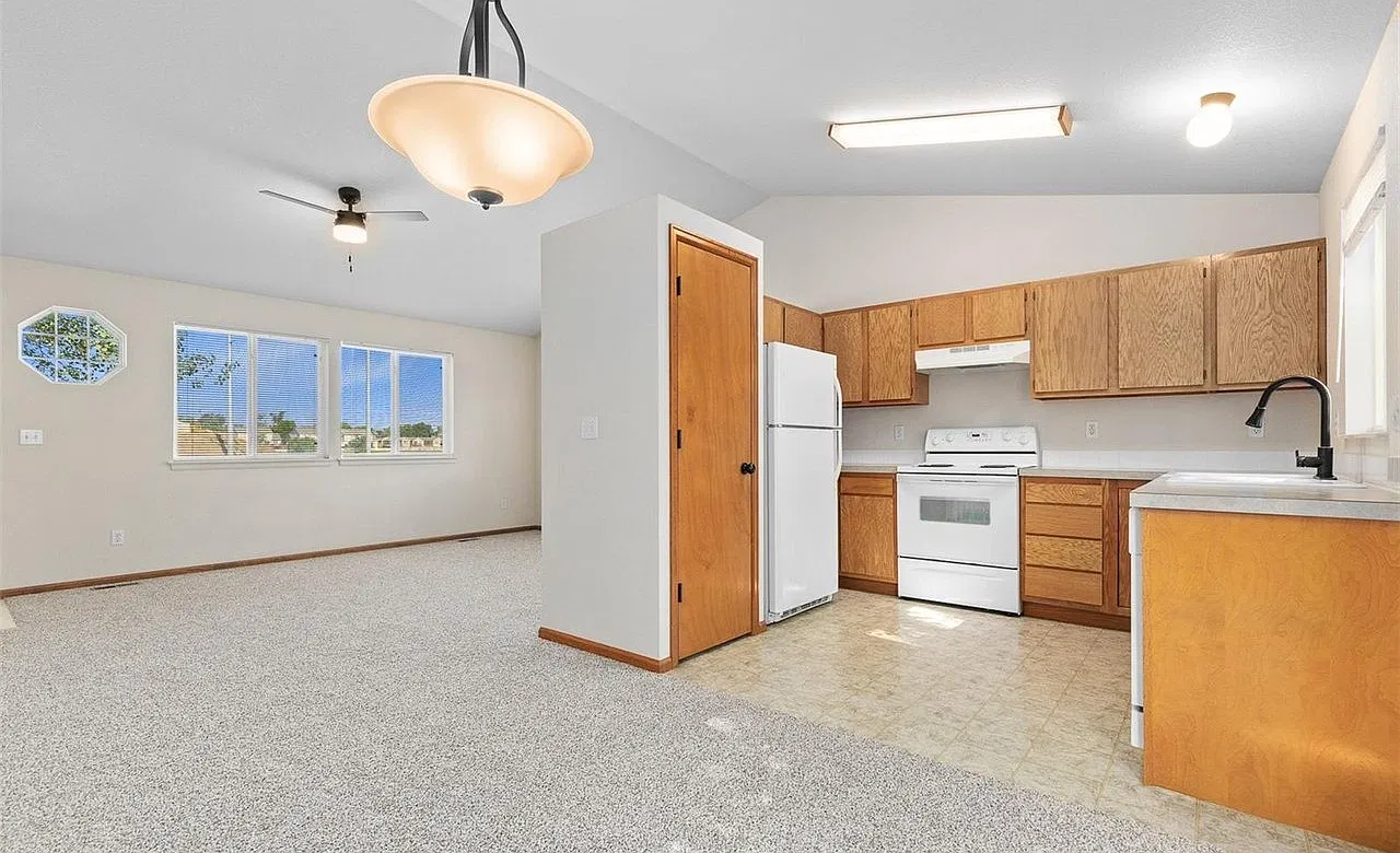 3 bed, 966 sqft, $2,100 — Photo 3