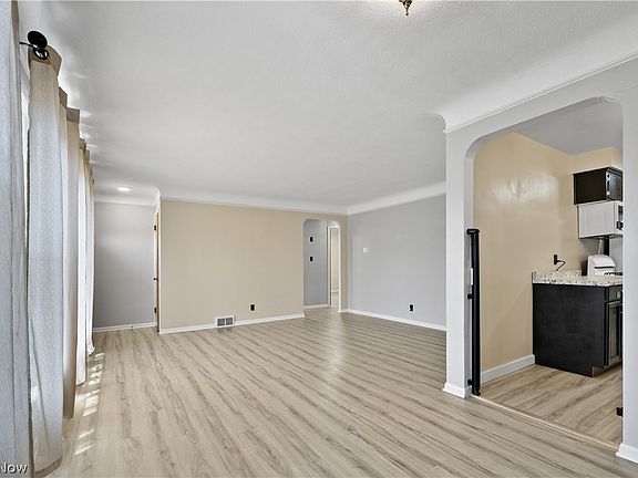 5th image of 18201 Deforest Ave