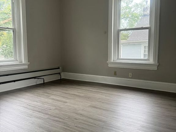 4th image of 77 Bank St APT 3