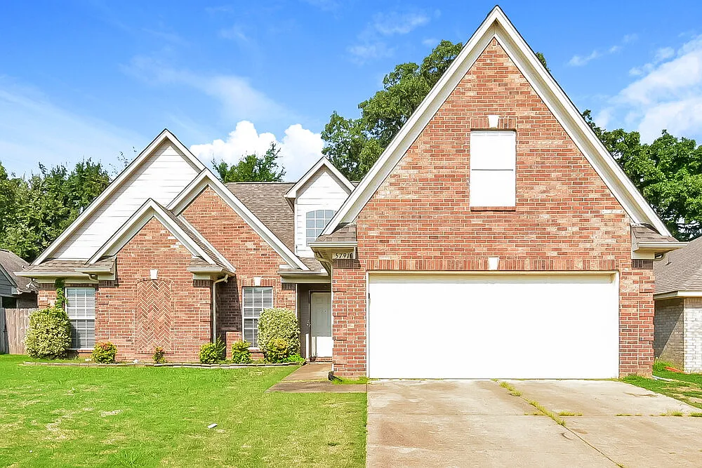 3 bed, 2.0 bath, 2090 sqft, $2,155 — Photo 1