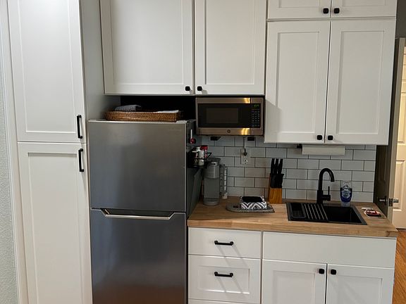 3rd image of 130 Toyon Dr #A