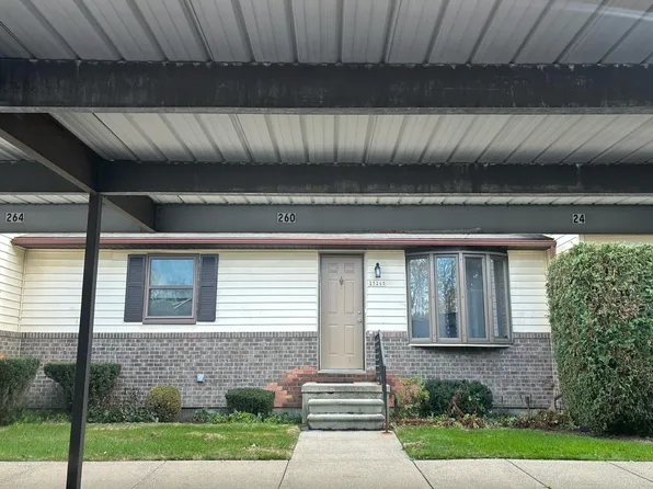 25260 Yorktown Ct, Harrison Township, MI 48045